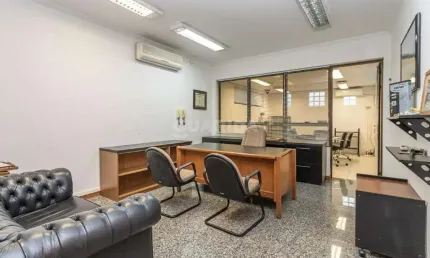 Conjunto comercial com 1 vaga de garagem coberta no bairro Petrópolis!