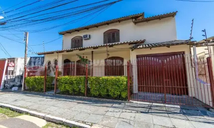 Casa em condomínio fechado com 5 dormitórios, sendo 1 suíte com banheira e sacada, no bairro Cristal.