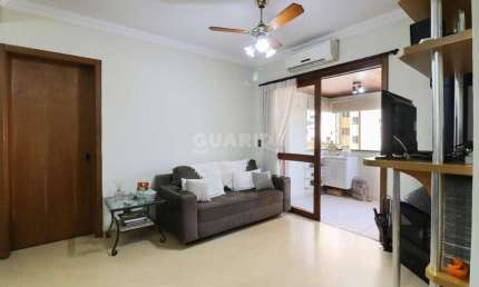 Apartamento mobiliado, com 2 dormitórios, sacada com churrasqueira, e 2 vagas de garagem no bairro Petrópolis