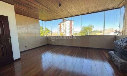 Apartamento estilo cobertura, com 3 dormitórios, churrasqueira, e vaga de garagem no bairro Cristo Redentor