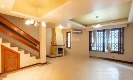 Casa em condominio fechado com 3 dormitórios, sendo 1 suíte, para alugar no bairro Cristal.