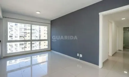 Apartamento semimobiliado de 2 dormitórios, sendo 1 suíte, no bairro Passo d'Areia.
