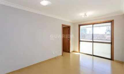 Apartamento com 2 dormitórios, sendo 1 suíte, sacada com churrasqueira, e 2 vagas de garagem, no bairro Petrópolis