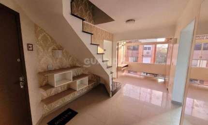 Cobertura semimobiliada de 3 dormitórios, sendo 1 suíte, no bairro Ipanema. Imóvel com 113m² de área útil.