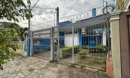 Casa residencial com 4 dormitórios no bairro Partenon - Porto Alegre/RS
