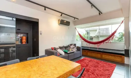 Apartamento mobiliado de 1 dormitório e 1 vaga coberta no bairro Jardim Botânico, com sacada e churrasqueira