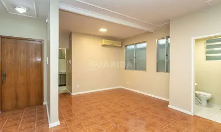 Apartamento reformado com 2 dormitórios e pátio no bairro rio branco!