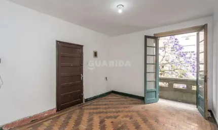 Apartamento de 3 dormitórios com pátio no bairro santana.