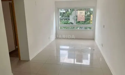 Apartamento de 2 dormitórios, sendo 1 suíte, no bairro petrópolis.
