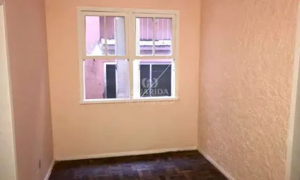 Apartamento térreo de 1 dormitório com pátio no bairro floresta.