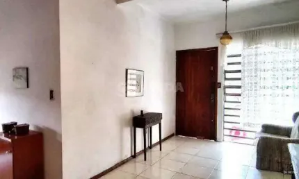 Casa de 5 dormitórios, sendo 2 suítes, no bairro Petrópolis
