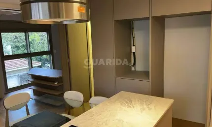 Loft de 1 dormitório mobiliado no bairro Moinhos de Vento. Imóvel com 42m² de área útil.