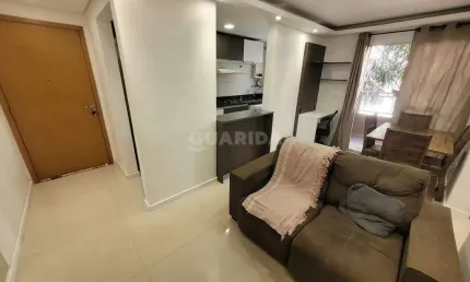 Apartamento mobiliado com 2 dormitórios, sacada com churrasqueira, e 1 vaga de garagem no bairro alto petrópolis!