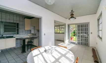 Casa residencial de 3 dormitórios e 2 vagas de garagem no bairro cristal
