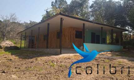 Chácara Urbana ao lado da Rodovia medindo 3600m² com casa e rio.