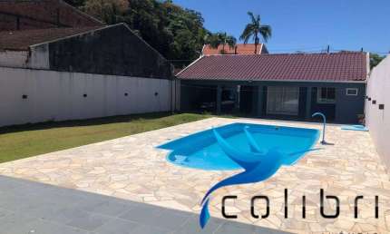 Casa com 4 quartos e piscina próximo a rodoviária de Guaratuba