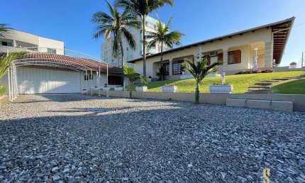 Casa com 3 dormitórios (2 suítes) à venda, 409 m² de área e terreno com 1.368 m2