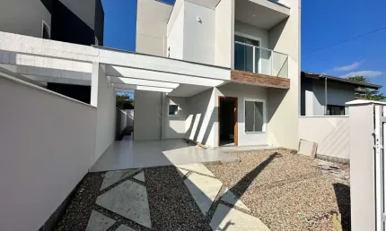 Casa à venda com 3 dormitórios (1 suíte), mobilia planejada e 2 vagas no bairro