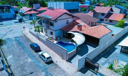Casa à venda com 3 dormitórios (1 suíte) e piscina no bairro Estados - Indaial/S