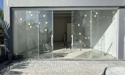 Sala Comercial com 85 m2 e pé direito alto no bairro Das Nações, Indaial/SC