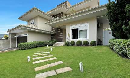 Encante-se com esta Excepcional Casa no Bairro da Velha