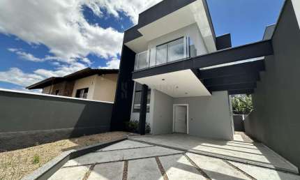 Casa à venda em 2 pavimentos com 3 dormitórios (1 suíte) e 2 vagas na região cen