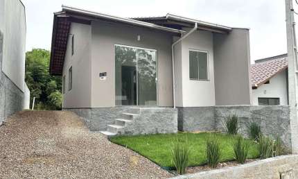 Casa com passagem lateral e 2 dormitórios à venda no bairro Warnow em Indaial-SC