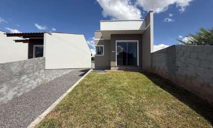 Casa com ótimo acabamento, à venda com 2 dormitórios, passagem lateral e um belo