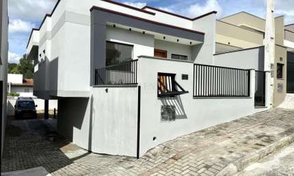 Casa à venda com 3 dormitórios (1 suíte) e amplo espaço de terreno bem próximo d