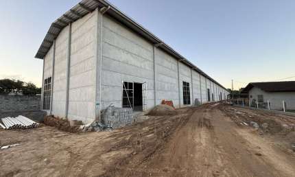 Galpão com 360 m2 disponível para locação em região industrial na cidade de Inda