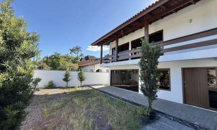 Casa com aprox. 500 m2 em região nobre, com terreno de 1.730 m2 no bairro dos Es