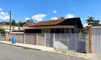 Casa à venda com terreno de 705 m2 e área edificada de aprox. 270 m2 no bairro D