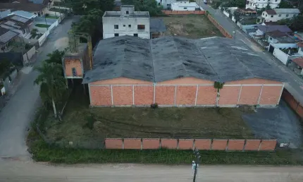 Galpão disponível para venda em Indaial com 2.600 m2 de área construída, com óti