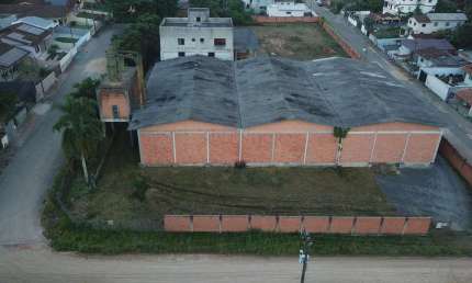 Galpão disponível para locação em Indaial com 2.600 m2 de área construída, com ó