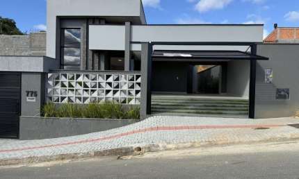 Bela casa à venda com 3 dormitórios (1 suíte), área gourmet, piscina e 2 vagas n