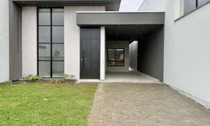 Casa à venda com 3 dormitórios (1 suíte), amplo espaço de quintal e garagem no b