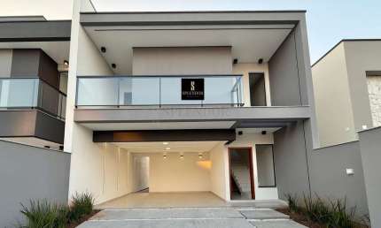 Casa à venda com 3 dormitórios (1 suíte e 2 demi), amplo espaço de quintal e gar