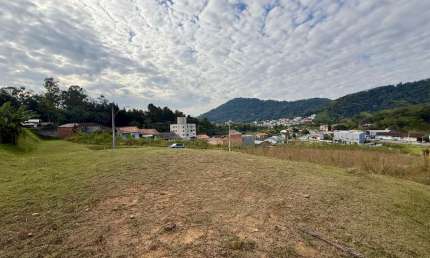 Terreno à venda em região central, no final da rua, pronto para construir com 53