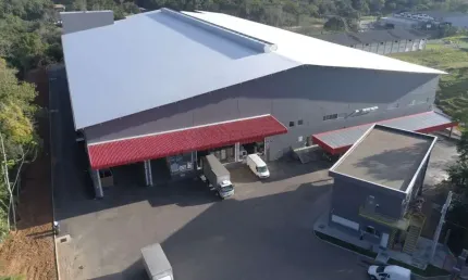 Galpão industrial para sublocação em indaial – 4.240 m² com 5 docas