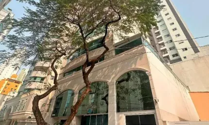 APARTAMENTO MOBILIADO E PRONTO PARA USO - 2 SUITES - 1 VAGA - LAVABO - SACADA COM CHURRASQUEIRA A CARVÃO