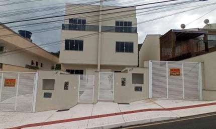 LOCAÇÃO ANUAL - SOBRADO TRIPLEX - 3 SUÍTES - 2 VAGAS - BALNEÁRIO CAMBORIÚ/SC