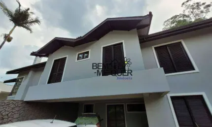 Belissima Casa com piscina em excelente localização do condomínio Serra dos Cristais