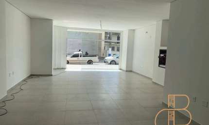 Ampla sala comercial com duas vagas de garagem, bairro Casa Branca Itapema