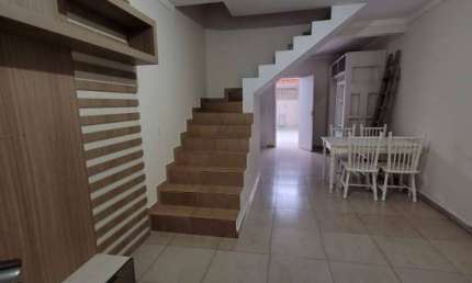 Sobrado semi mobiliado, dois dormitórios + vaga coberta bairro Santa Regina
