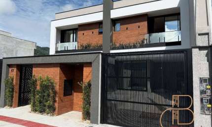 Sobrado pronto para morar, 03 suítes e piscina em Camboriú