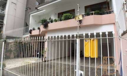 Ampla casa com 05 dormitórios no Centro de Baln. Camboriú