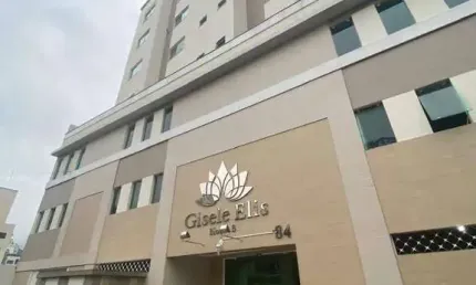 DIFERENCIADO - Amplo apartamento 90m² com terraço pertinho do centro