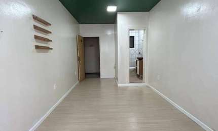 LOCAÇÃO - Sala aérea em centro comercial no centro de Balneário Camboriú