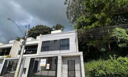 LOCAÇÃO - Sobrado semimobiliado, 03 suítes no bairro Fazendinha, Itajaí