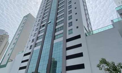 Amplo apartamento 04 quartos sendo 02 suítes, 132m² privativos, no centro.